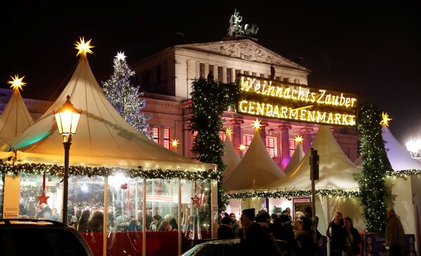 Рождественская ярмарка на площади Жандарменмаркт в Берлине - Sputnik Абхазия