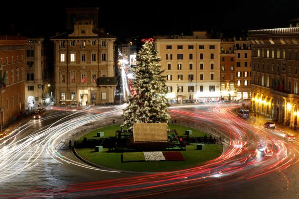 Новогодняя елка на площади Пьяцца Венеция в Риме - Sputnik Абхазия