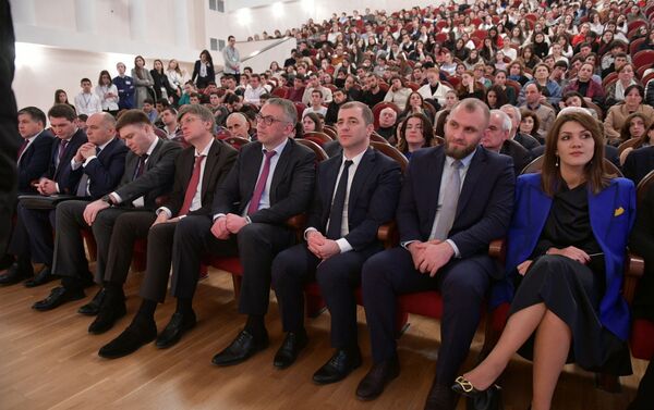 Вице-премьер России Виталий Мутко посетил Абхазский госуниверситет  - Sputnik Абхазия