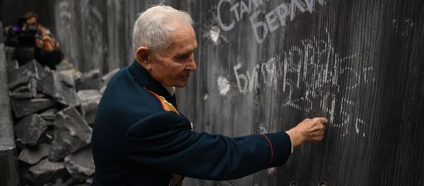 Ветеран Великой Отечественной войны Ростислав Дмитриевич Битянов наносит надпись на стену Рейхстага в историко-художественной панораме Битва за Берлин Ветеран Великой Отечественной войны Ростислав Дмитриевич Битянов наносит надпись на стену Рейхстага в историко-художественной панораме Битва за Берлин - Sputnik Абхазия