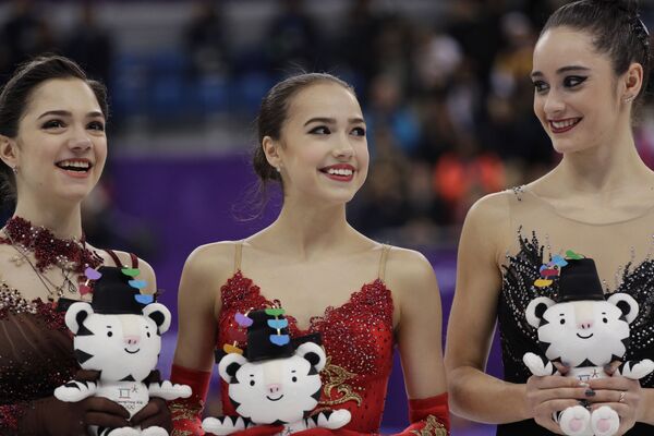 Евгения Медведева, золотая медалистка Алина Загитова и Кэйтлин Осмонд на Зимней Олимпиаде в Южной Корее - Sputnik Абхазия