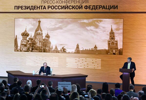 Президент России Владимир Путин и его пресс-секретарь Дмитрий Песков на большой ежегодной пресс-конференции  - Sputnik Абхазия