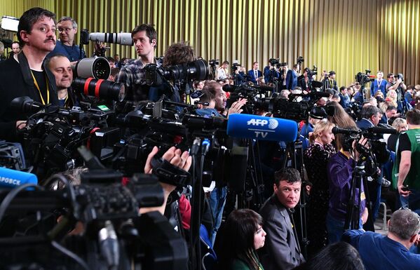 Журналисты перед началом ежегодной большой пресс-конференции президента России Владимира Путина - Sputnik Абхазия