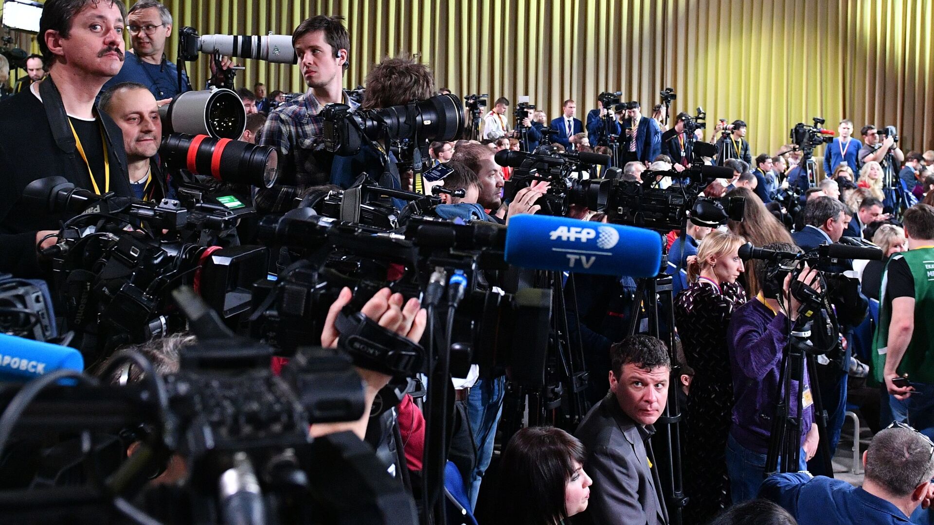 Журналисты перед началом ежегодной большой пресс-конференции президента России Владимира Путина - Sputnik Аҧсны, 1920, 23.02.2023