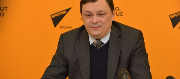 Вадим Чеха преподнес подарок агентству Sputnik по случаю десятилетия работы Россотрудничества в Абхазии  - Sputnik Абхазия