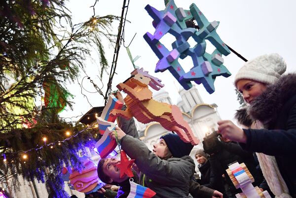 Украшение новогодней елки на Соборной площади Кремля - Sputnik Абхазия
