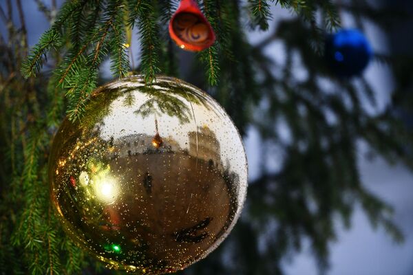 Украшение новогодней елки на Соборной площади Кремля - Sputnik Абхазия