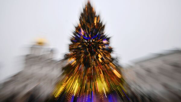 Украшение новогодней елки на Соборной площади Кремля - Sputnik Аҧсны