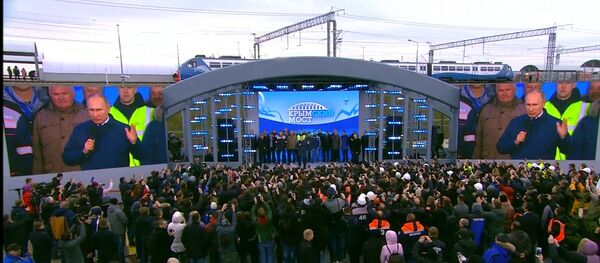 Владимир Путин дал старт железнодорожному движению по Крымскому мосту - Sputnik Абхазия