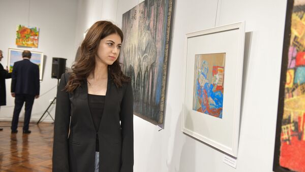 Сабина Харджелия со своей работой Дучка читает - Sputnik Абхазия