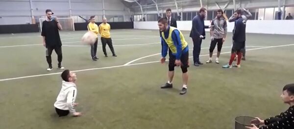 Хабиб Нурмагомедов сыграл в футбол с Али Турганбековым - Sputnik Абхазия