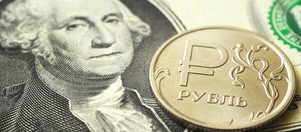 Монета номиналом один рубль на банкноте один доллар США. Монета номиналом один рубль на банкноте один доллар США. - Sputnik Абхазия