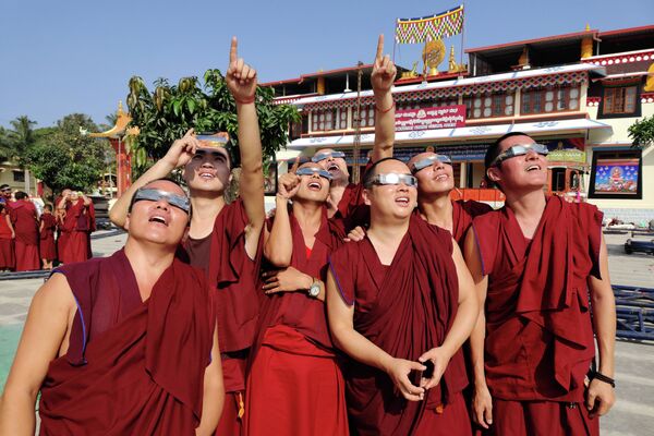 Монахи наблюдают солнечное затмение в монастыре Гаден, в тибетской колонии Тегинкоппа, в Индии. - Sputnik Абхазия