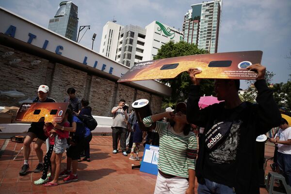 Люди, наблюдающие солнечное затмение в Бангкоке, Таиланд - Sputnik Абхазия