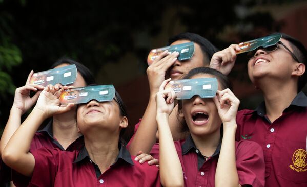 Студенты наблюдают солнечное затмение в школе Santiratwitthayalai в Бангкоке, Таиланд - Sputnik Абхазия