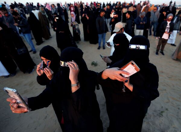 Женщины, наблюдающие солнечное затмение в Эль-Хуфуфе, Саудовская Аравия - Sputnik Абхазия