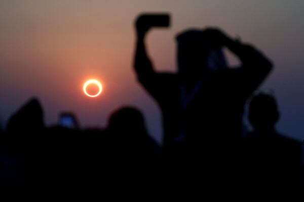 Люди, наблюдающие солнечное затмение в Эль-Хуфуфе, Саудовская Аравия - Sputnik Абхазия