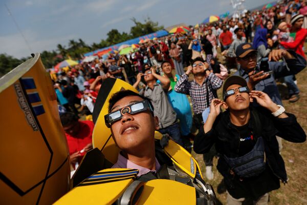 Люди, наблюдающие солнечное затмение в Сиаке, Индонезия - Sputnik Абхазия