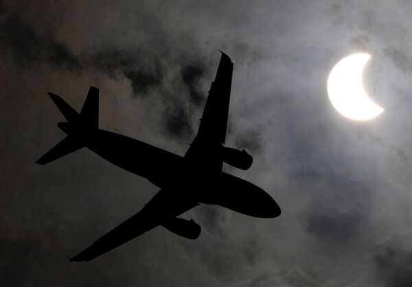 Самолет на фоне солнечного затмения в Бангкоке - Sputnik Абхазия
