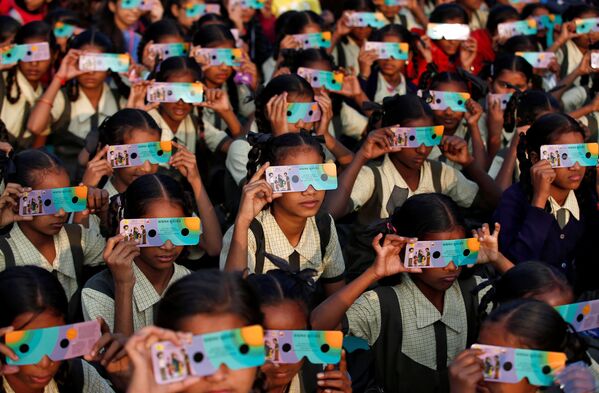 Дети в очках наблюдают солнечное затмение в Ахмедабаде, Индия - Sputnik Абхазия