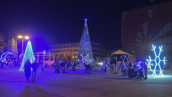Новогоднее убранство на площади свободы в Сухуме  - Sputnik Абхазия