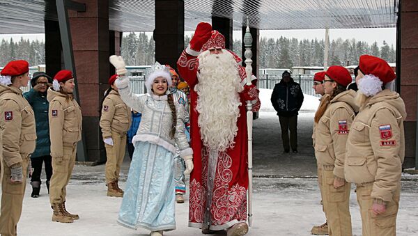 Дед Мороз и Снегурочка поздравят семьи военнослужащих ЮВО в Абхазии с Новым годом - Sputnik Абхазия