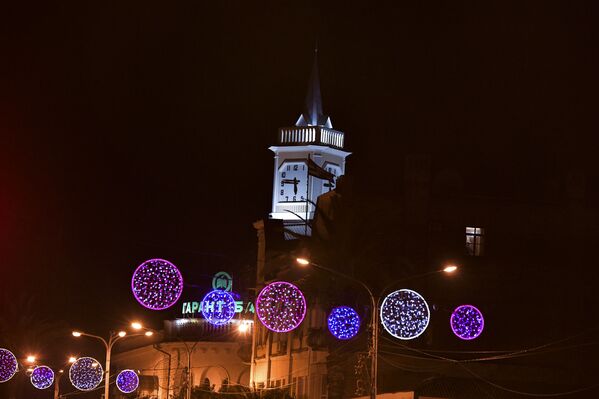 К Новому году украшены и главные улицы города  - Sputnik Абхазия
