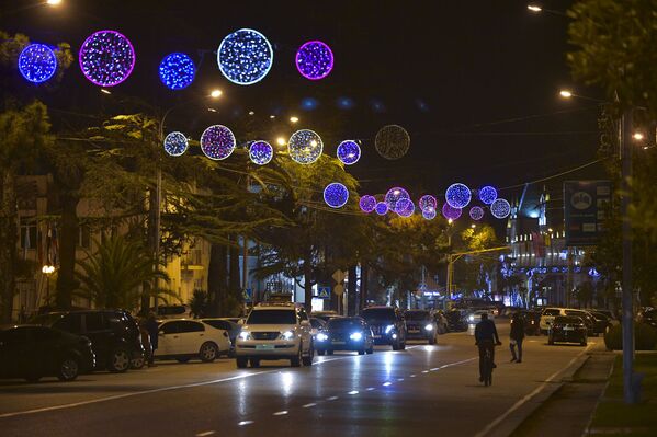 Улицы города освещены гирляндами  - Sputnik Абхазия