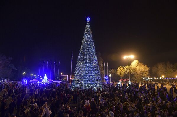 Эпицентр новогоднего настроения в Сухуме- площадь Свободы, где установлена главная елка  - Sputnik Абхазия