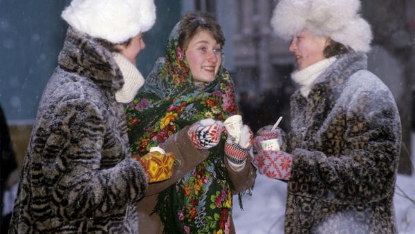Девушки едят мороженое - Sputnik Абхазия