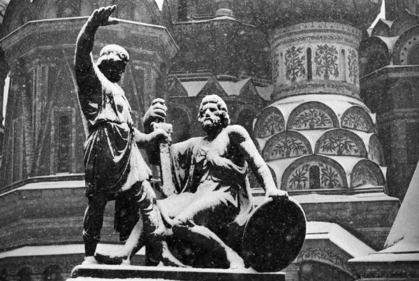 Памятник Козьме Минину и Дмитрию Пожарскому на Красной площади в Москве - Sputnik Абхазия