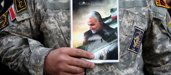 Мужчина держит портрет убитого генерала Сулеймани Мужчина держит портрет убитого генерала Сулеймани - Sputnik Абхазия