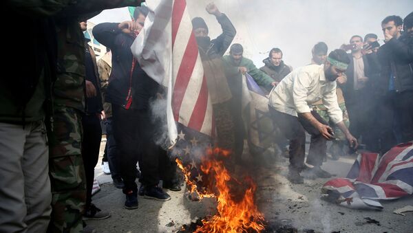 Иранцы сжигают флаг США, Израиля и Великобритании - Sputnik Абхазия