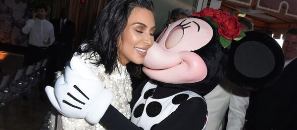 Ким Кардашьян и Минни Маус на Fashion LA Awards в Калифорнии - Sputnik Абхазия
