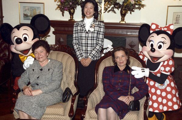 Супруга Бориса Ельцина Наина Иосифовна во время посещения Диснейленда в Токио, 1993 год - Sputnik Абхазия