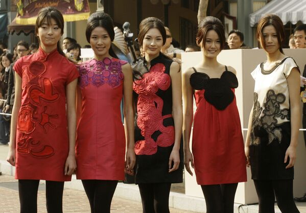 Модели в нарядах от Вивьена Тэма во время рекламных мероприятий в гонконгском Диснейленде - Sputnik Абхазия