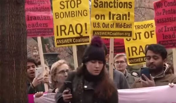 Протестующие в Вашингтоне осуждают политику  Трампа в  Ираке и Иране Протестующие в Вашингтоне осуждают политику  Трампа в  Ираке и Иране - Sputnik Абхазия