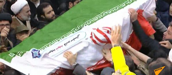 Религиозный лидер Ирана Али Хаменеи плакал на похоронах Сулеймани Религиозный лидер Ирана Али Хаменеи плакал на похоронах Сулеймани - Sputnik Абхазия