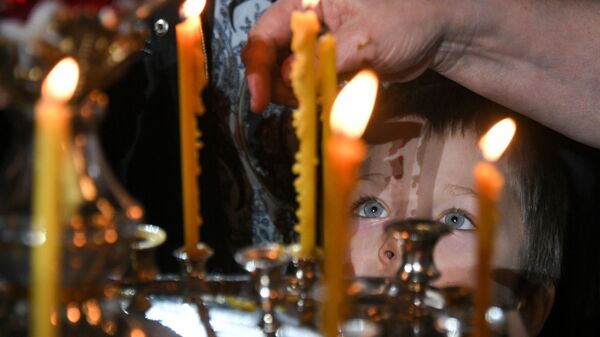 Ребенок во время Рождественского богослужения в храме Христа Спасителя в Москве - Sputnik Аҧсны