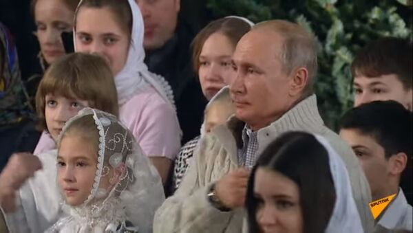 Путин и Медведев посетили рождественские богослужения - Sputnik Абхазия