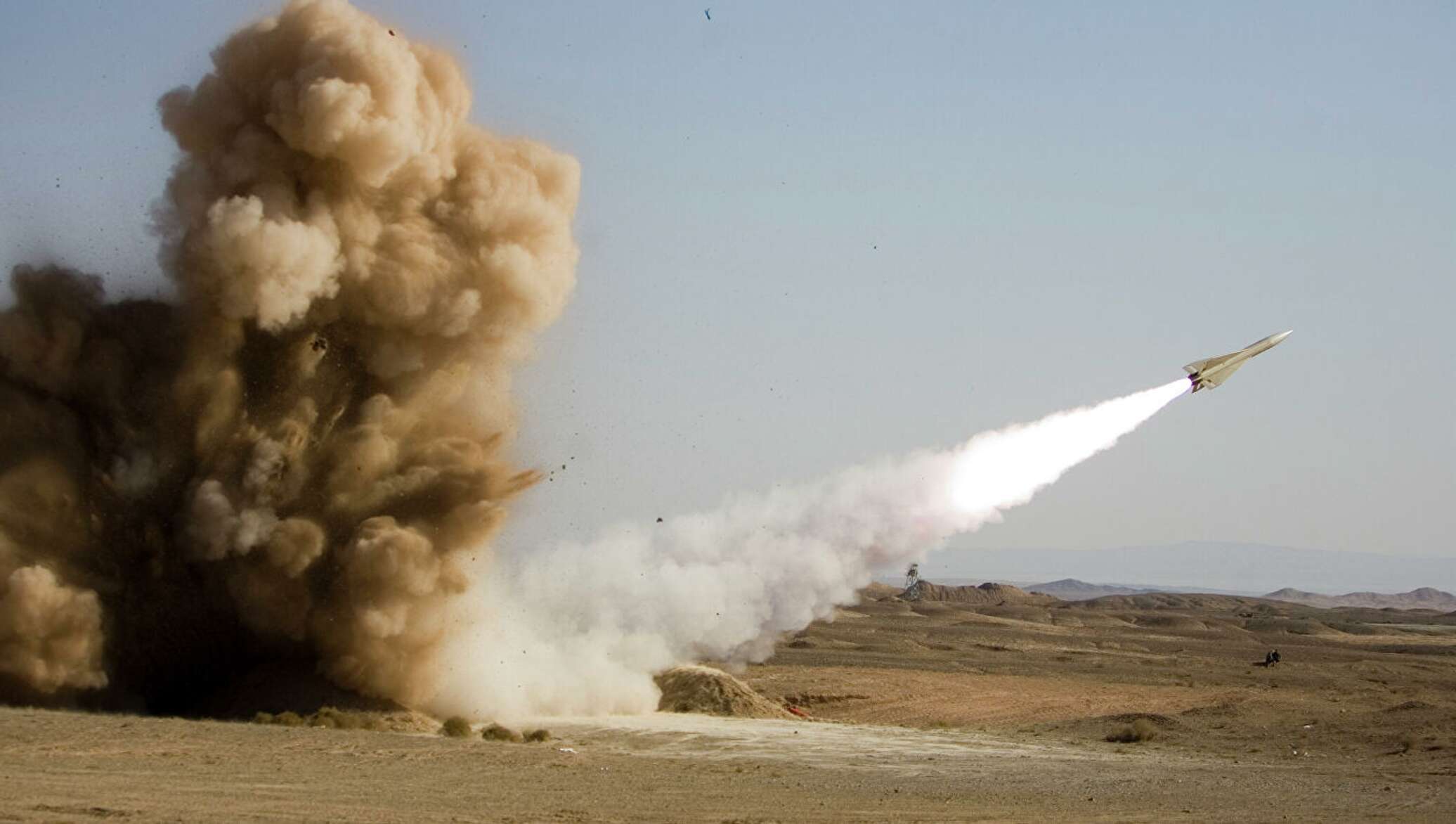 Ракетное нападение. Ракетный удар Ирана по базам США В Ираке. Иран ракетный удар. Баллистические ракеты Ирана.