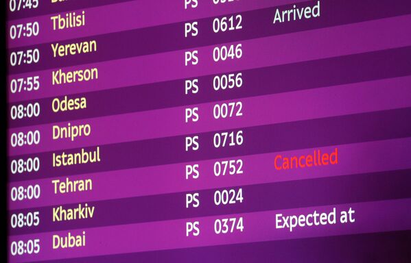 Электронное табло в аэропорту Борисполя, на котором рейс из Тегерана помечен как отмененный - Sputnik Абхазия