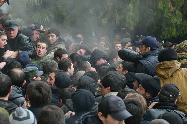 Практически сразу после начала акции митингующие пошли на штурм здания Администрации.  - Sputnik Абхазия