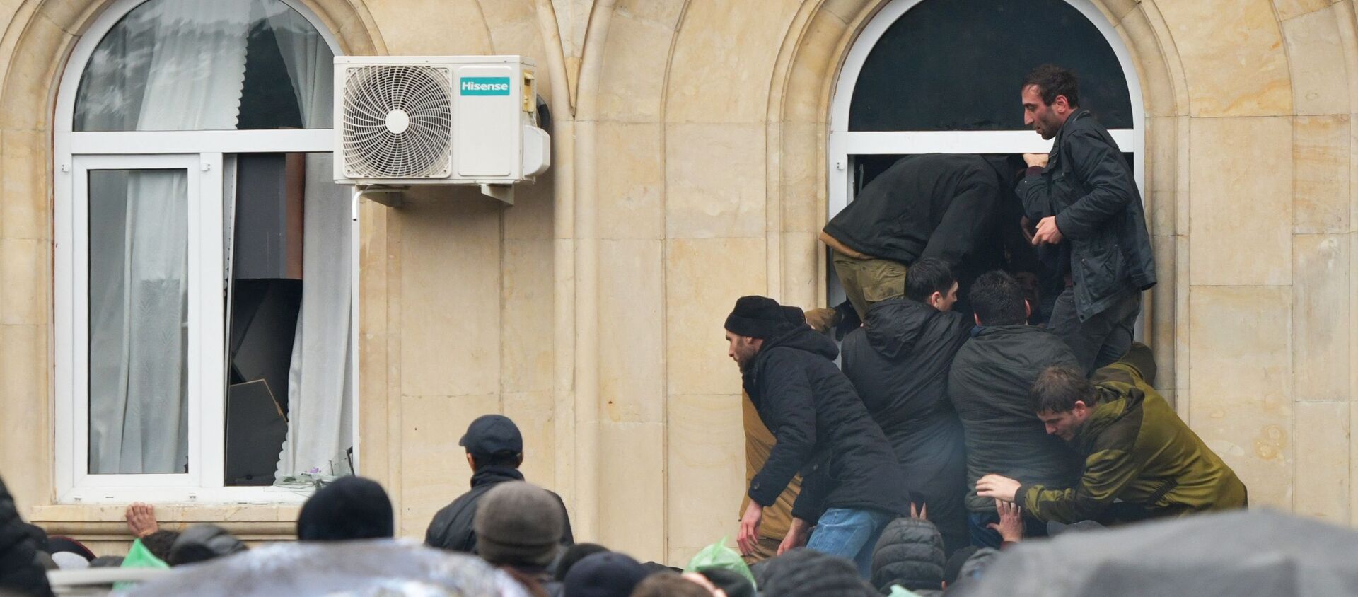 Протестующие штурмуют администрацию президента Абхазии - Sputnik Абхазия, 1920, 11.01.2020
