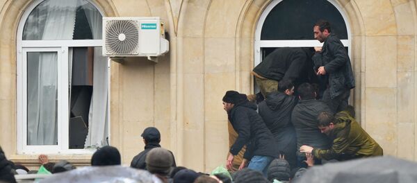 Протестующие штурмуют администрацию президента Абхазии Протестующие штурмуют администрацию президента Абхазии - Sputnik Абхазия