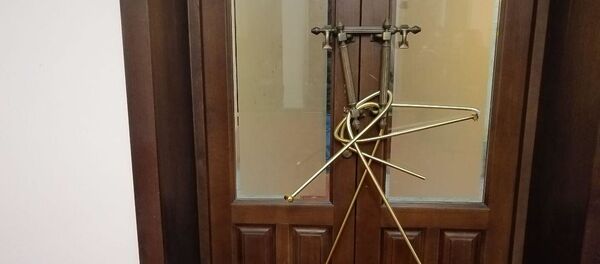 Входные двери в здание парламента  Входные двери в здание парламента  - Sputnik Аҧсны