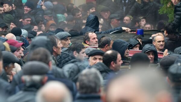 Протестующие штурмуют администрацию президента Абхазии - Sputnik Абхазия