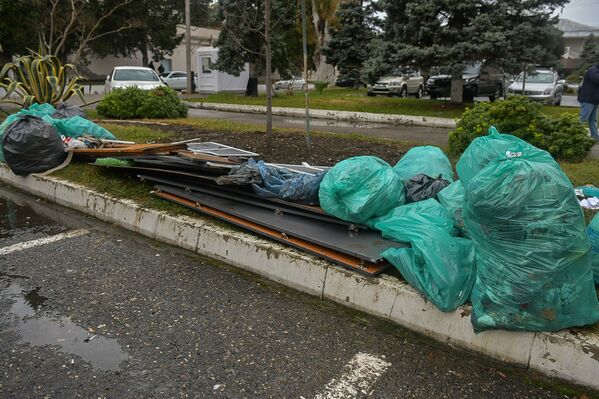 Скопившийся мусор у Администрации президента собрали коммунальщики столицы.  - Sputnik Абхазия