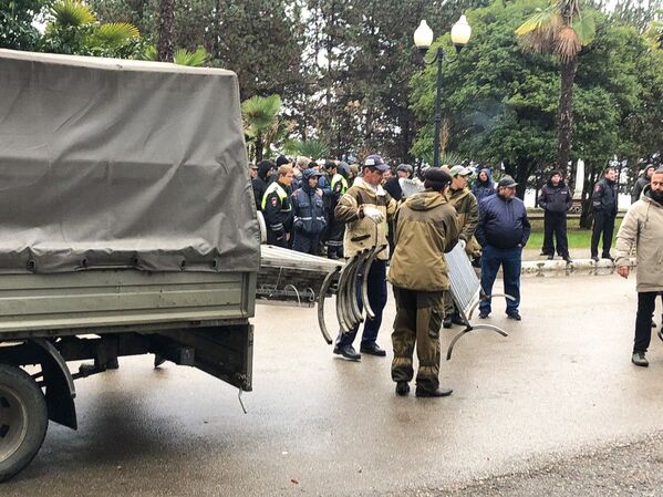 Утром 10 января силовики начали ставить ограждения на набережной Махаджиров, однако после возмущения участников протеста, железные ограждения убрали.  - Sputnik Абхазия
