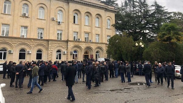 Сторонники оппозиции заняли правительственный дом в Сухуме 9 января, участники протеста требуют признать незаконными итоги прошедших выборов президента и назначить дату нового голосования. - Sputnik Абхазия
